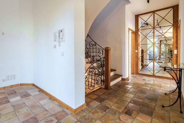 Großzügiger Flur im EG im gartenseitigen Haus