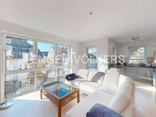 Mit bodentiefen Fenstern