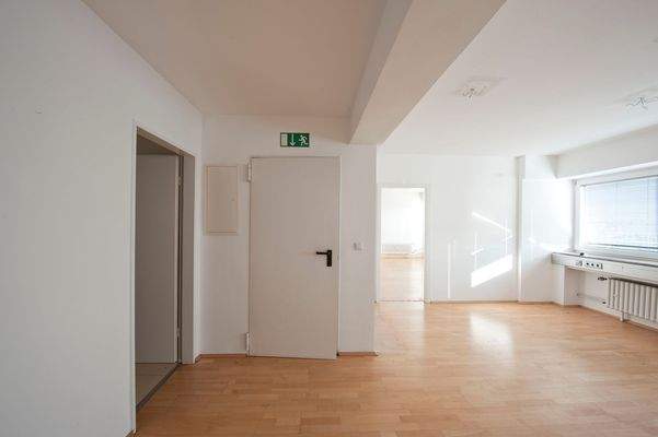 Leeres Büro mit hellem Boden