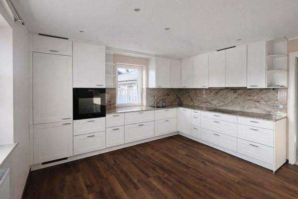 Ainring-elegante Küche mit Granitarbeitsplatte