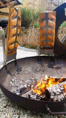 Flammlachs an der Feuerstelle