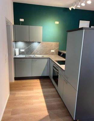 Die Küche ist mit Geschirr/Töpfen ausgestattet