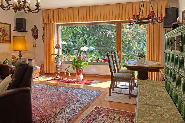 Kachelofen im Wohnzimmer