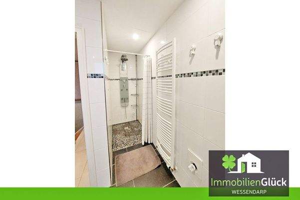 Badezimmer mit Dusche 