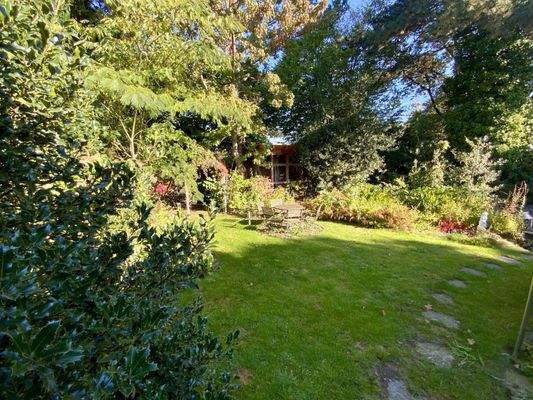 mit Rasenfläche zum Spielen