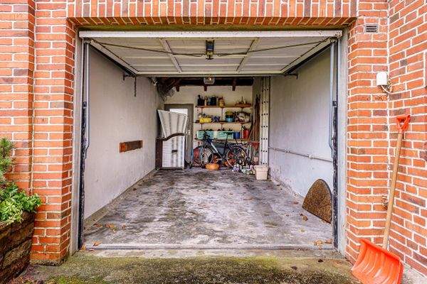 Eigene Garage mit Abstellfläche.