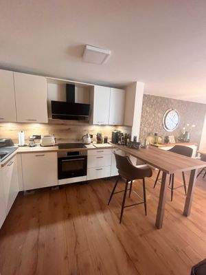 Küche mit Hochtisch