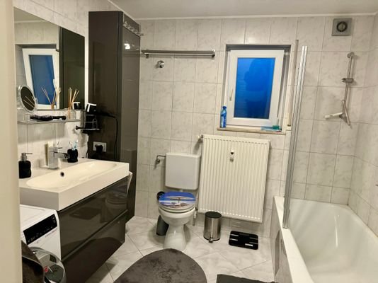 Badezimmer mit Fenster