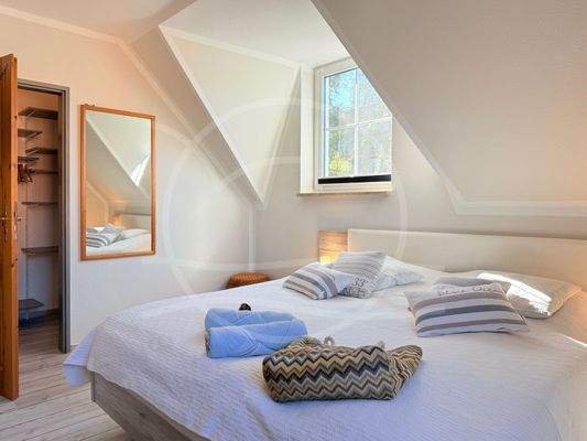 1. Schlafzimmer mit Ankleide.jpg