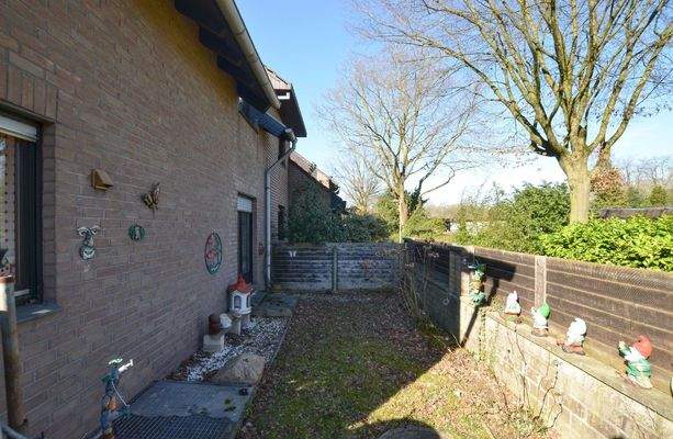 kleine Terrasse im Grünen