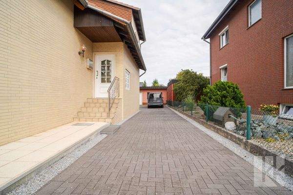 Einfahrt mit Stellplätzen