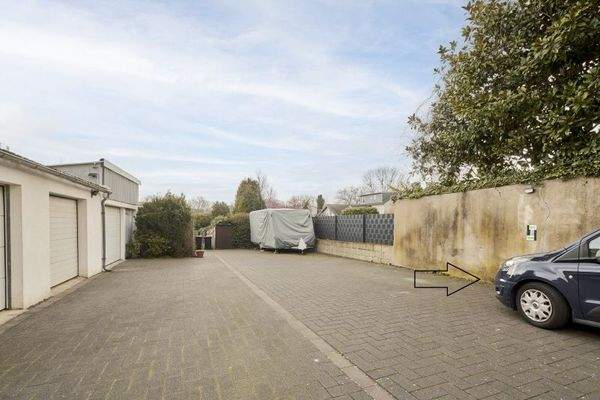 Außenstellplatz und Zugang Garten