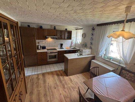 geräumige Wohnküche mit Essbereich