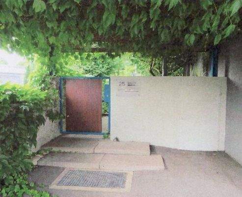 Eingang von der Strasse 