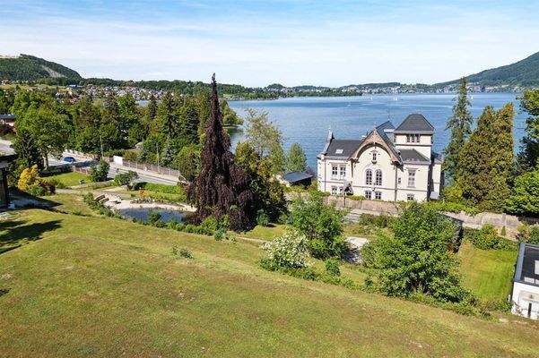 In prominenter Nachbarschaft der Seevillen gelegen