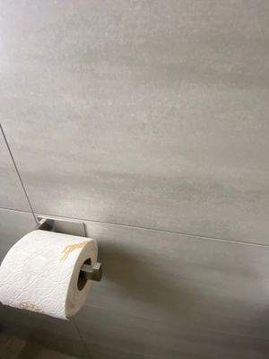 30/ Obergeschoss: Erst im Juli 2025 saniertes Duschbad.