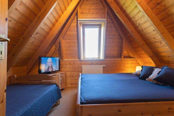 Schlafzimmer mit Doppel-/Einzelbett OG