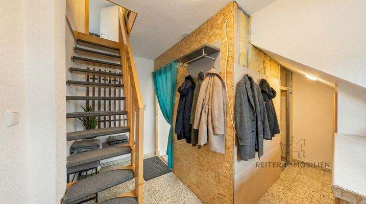 OG: Flur und Zugang zum Dachgeschoss