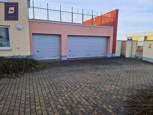 Einfahrt Garagen