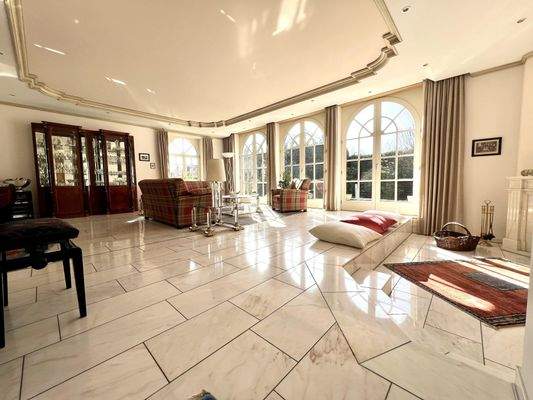 großes und helles Wohnzimmer