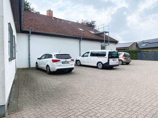 Hof mit Parkflächen