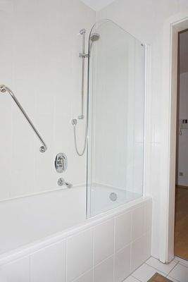 mit Badewanne und Duschvorrichtung