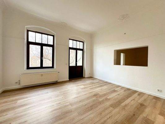 großes und helles Wohnzimmer mit Durchreiche von d