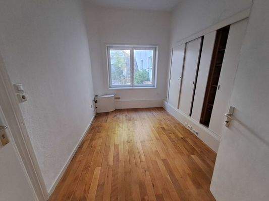 Büro mit Einbauschrank zum Hof