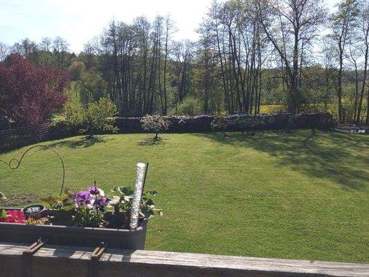 Blick vom Balkon in den großen Garten