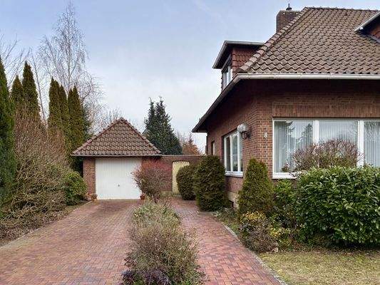 Hofauffahrt mit Garage