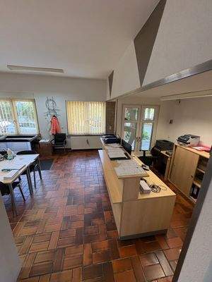 Heller Büroraum mit Tresen