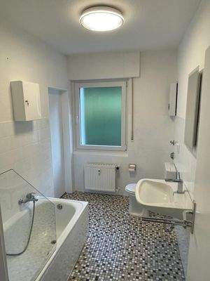 Tageslichtbad mit Duschwanne