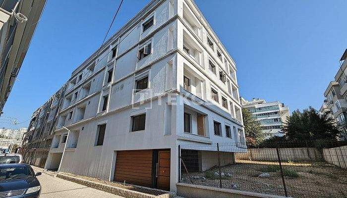 Apartment with Balcony and Elevator Building in Karşıyaka İzmir