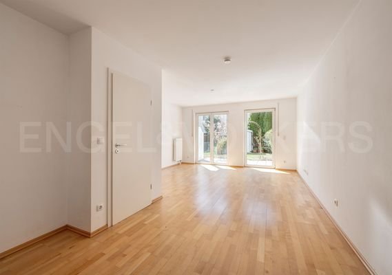 Wohnzimmer mit Zugang zur Terrasse
