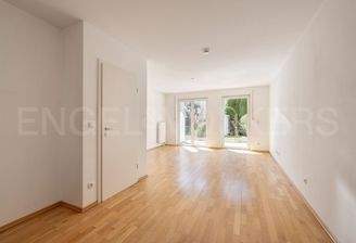 Wohnzimmer mit Zugang zur Terrasse