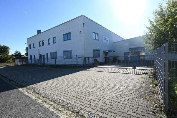 Freifläche - Besucher u. Mitarbeiterparkplätze