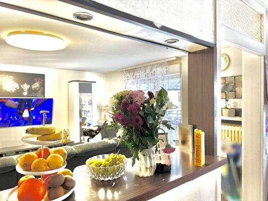 Blick von der Küche ins Wohnzimmer