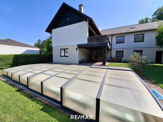 Pool mit Hausansicht