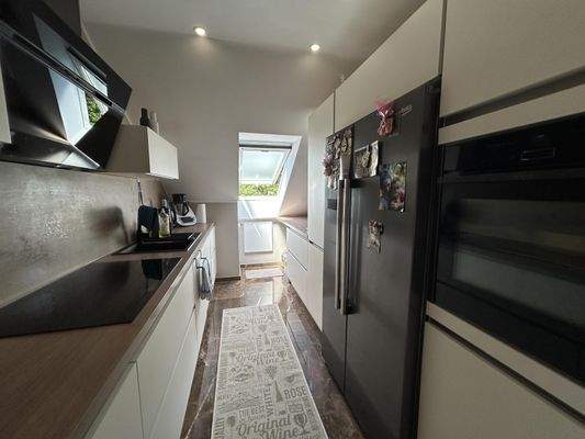 Küche mit Einbauküche