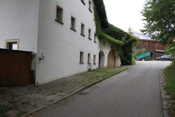 Hof Vorderansicht Zufahrt.jpg