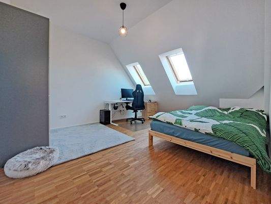 Helles Kinderzimmer im DG