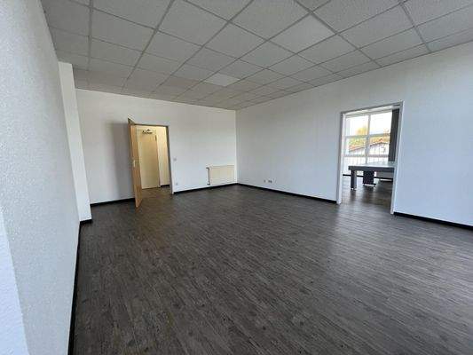 ... Durchgang zum Büro Nr. IV