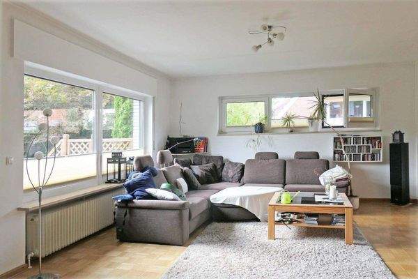 Wohnzimmer mit großer Fensterfront