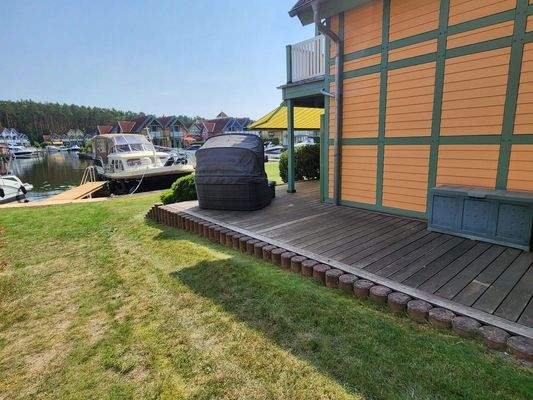 Seitenterrasse m. Bootsanleger