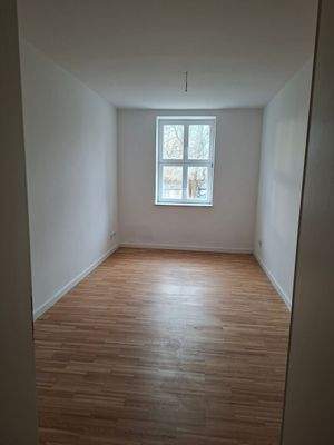 Leeres Zimmer mit Fenster