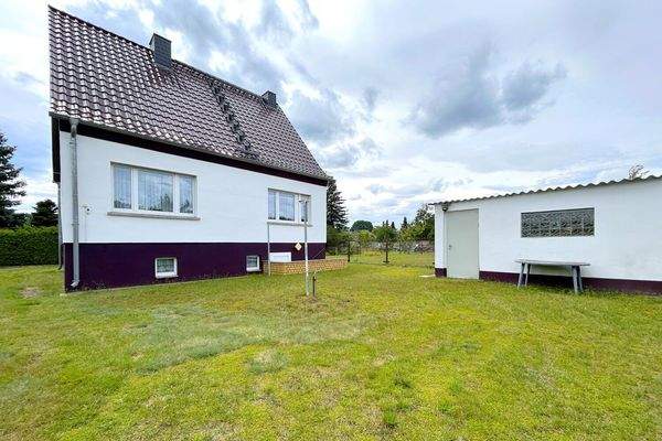 gepflegter Garten mit massiven Schuppen