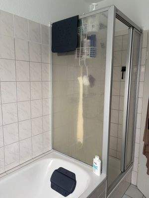 Badezimmer mit Duschkabine