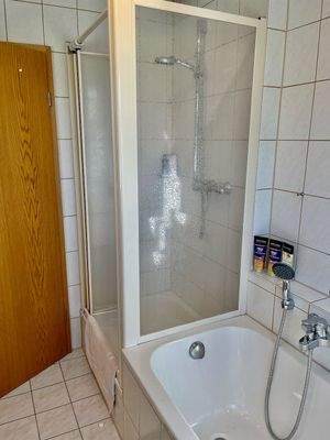 Badewanne, Dusche und Toilette