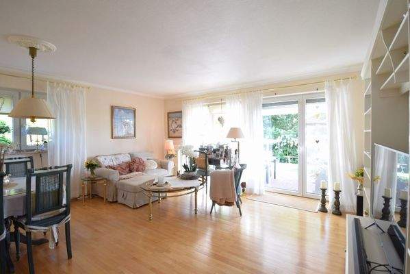 Wohnzimmer mit Terrassenzugang