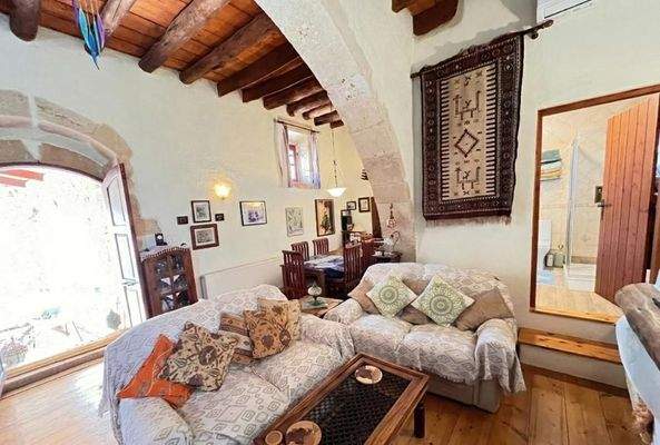 Kreta, Paleloni – Traditionelles kretisches Haus mit ikonischen Steinbögen